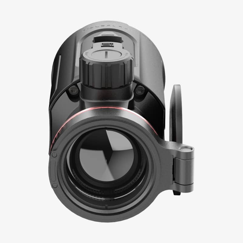 Frontvy av Hikmicro Thunder 3.0 TH35C Thermal Clip-on med fokus på objektivlinsen och linsskyddet.