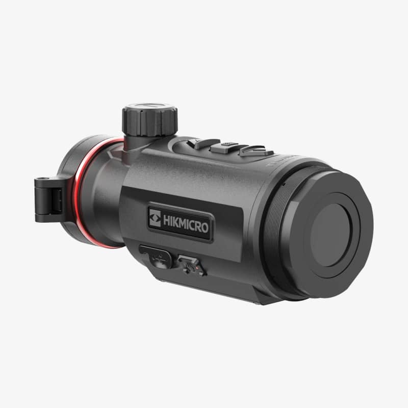 Vinklad vy från höger av Hikmicro Thunder 3.0 TH35C termisk clip-on enhet visar objektivet och kontrollknappar.