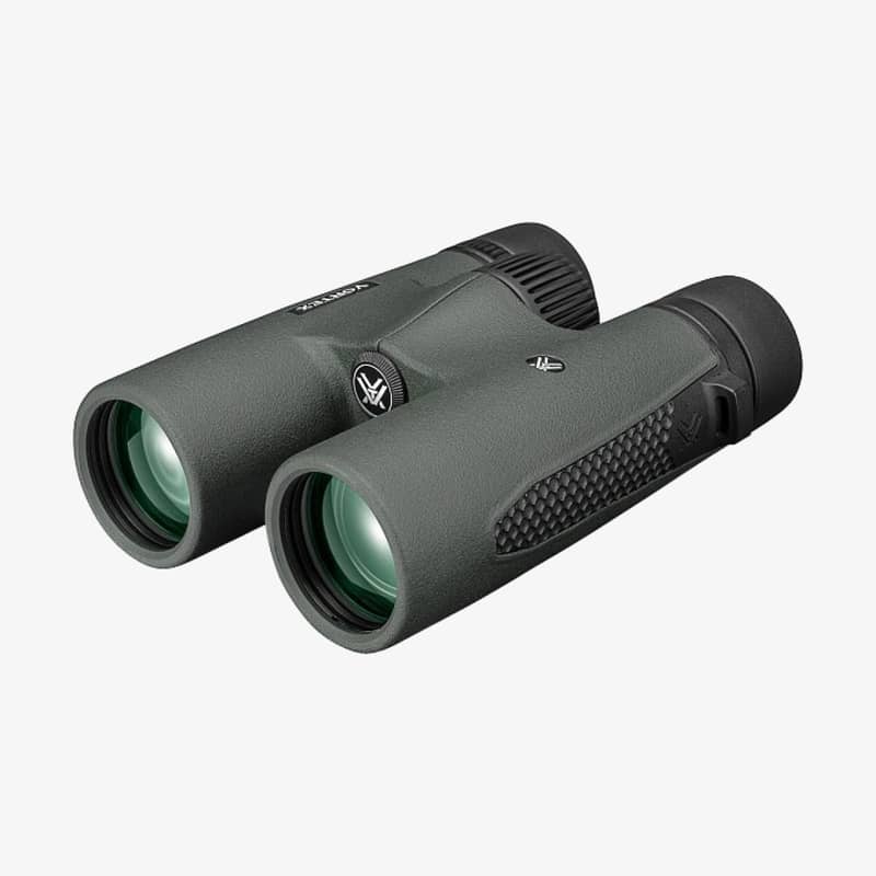 Vortex Triumph HD 10x42 kikare sedd från en vinklad vy framifrån höger