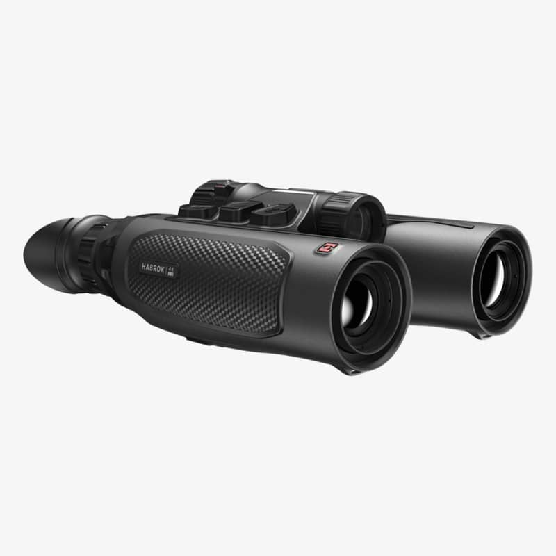Vinklad sidovy av Hikmicro Habrok 4K HE25L 2.0 digital nattkikare med fokus på objektivlinserna och kolfibertextur.