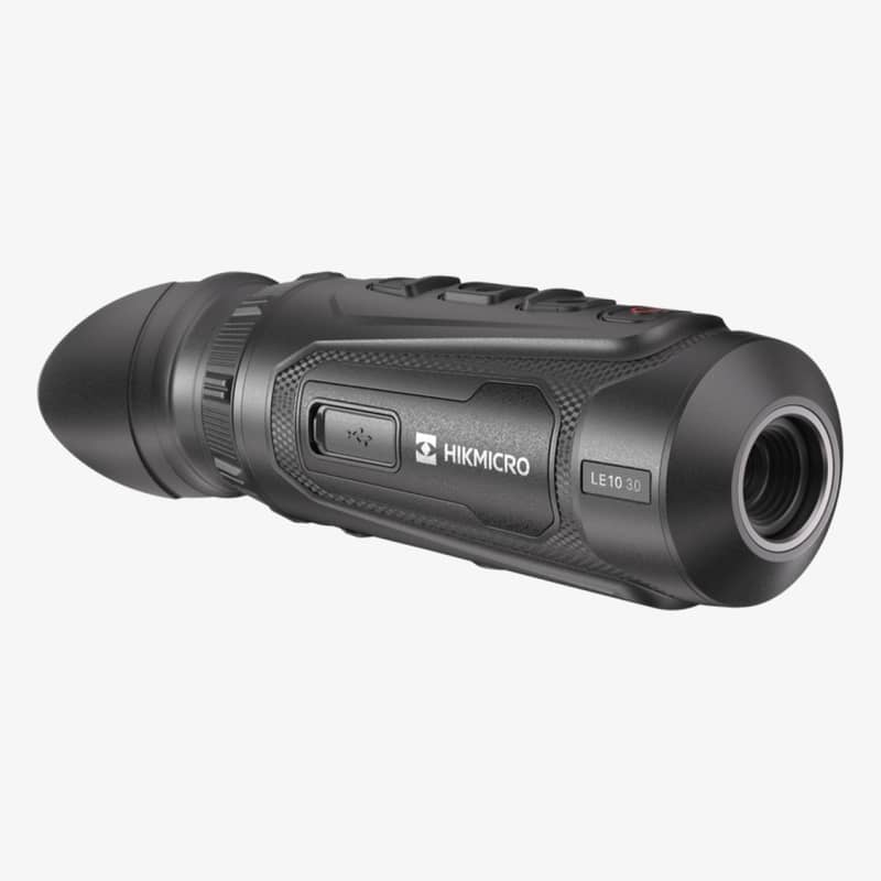 Vinklad sidovy av Hikmicro Lynx LE10 3.0 termisk monokulär som visar laddningsport och knappar.