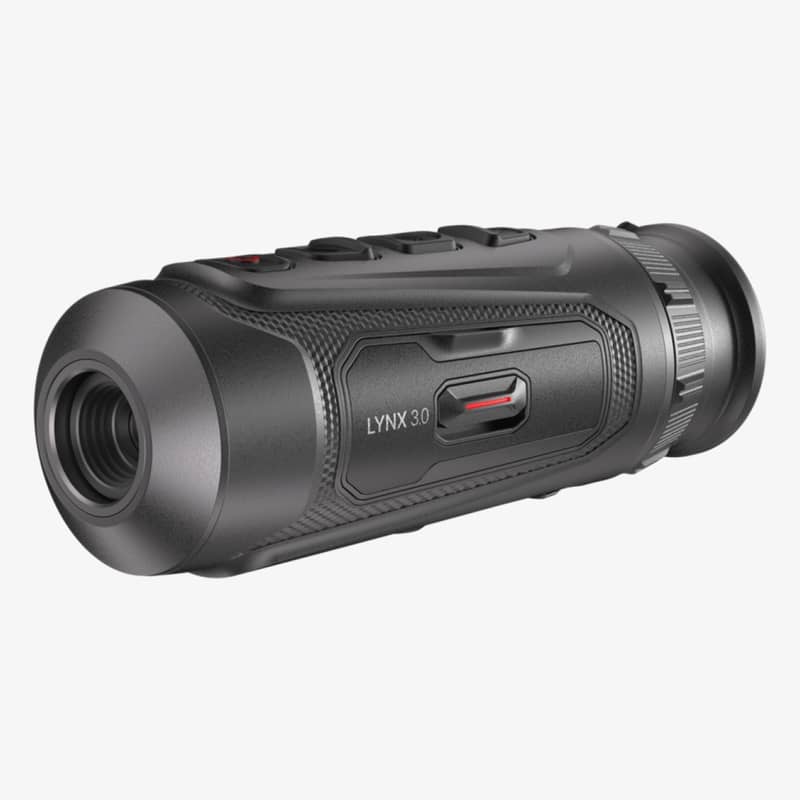 hikmicro-lynx-le10-3-vinklad-front-vy Hikmicro Lynx LE10 3.0 termisk monokulär kikare sedd framifrån från sidan mot vit bakgrund