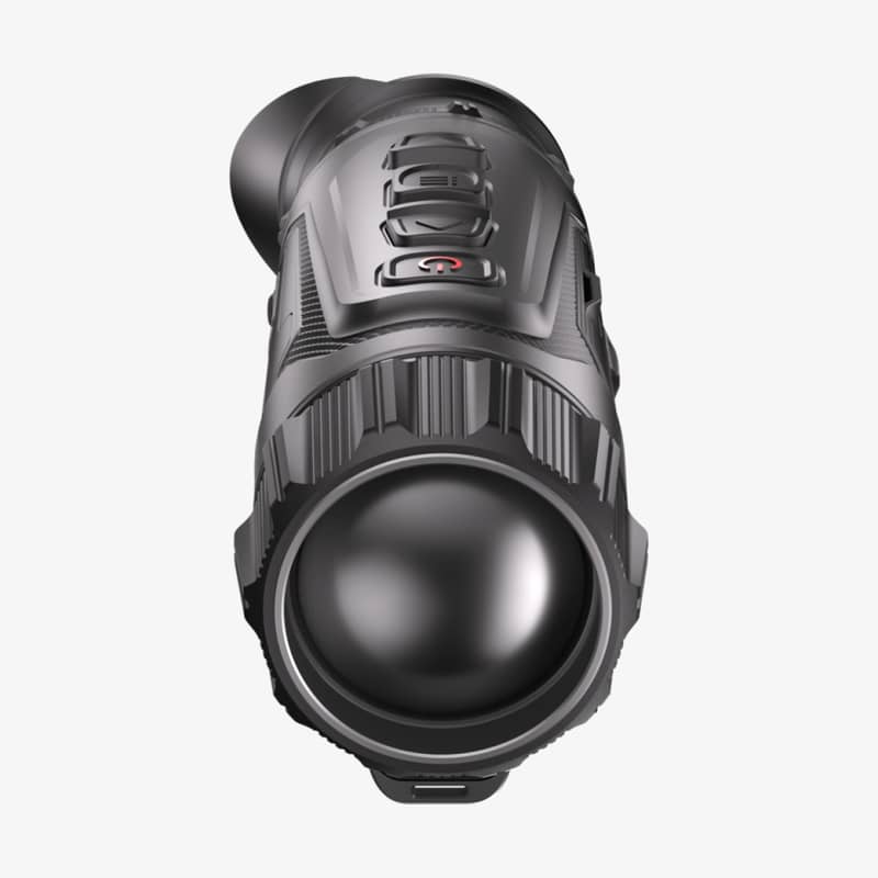 Framifrån vy av Hikmicro Lynx LQ35L 3.0 termisk monokulär med fokus på objektivlinsen och kontrollknapparna på ovansidan.
