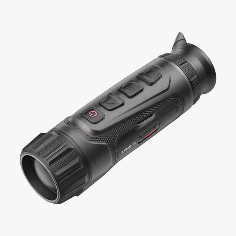 Hikmicro Lynx LQ35L 3.0 termisk monokulär sedd ovanifrån i vinkel som visar knappsats och objektiv.