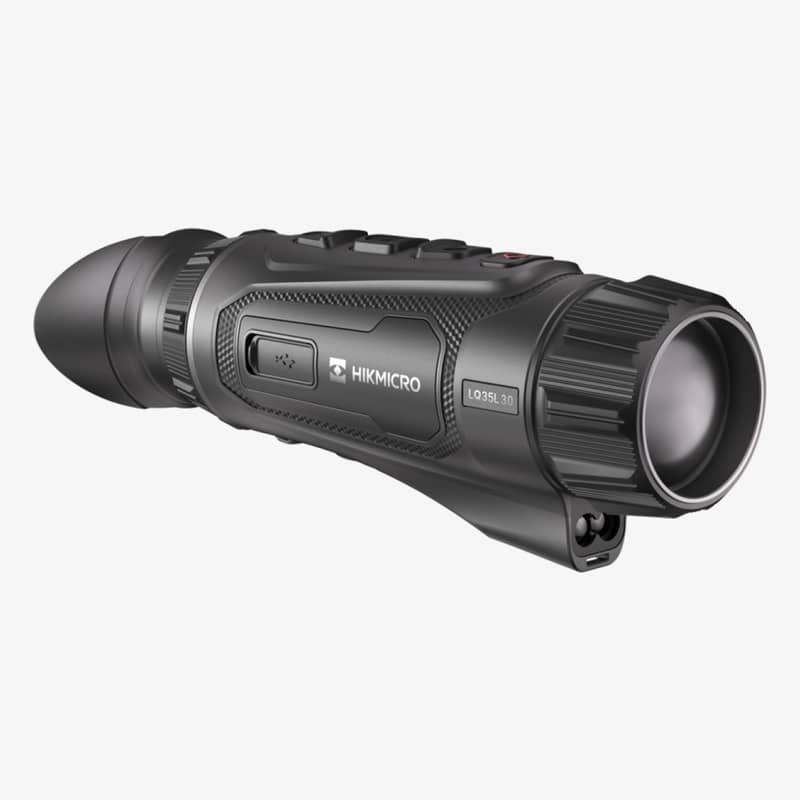 Hikmicro Lynx LQ35L 3.0 termisk monokular sedd från sidan i vinkel mot linsen.