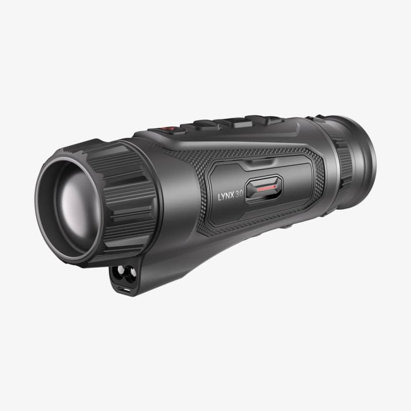 hikmicro-lynx-lq35l-3-0-termisk-monokular-vinklad-framifran Hikmicro Lynx LQ35L 3.0 termisk monokular sedd snett framifrån mot vit bakgrund