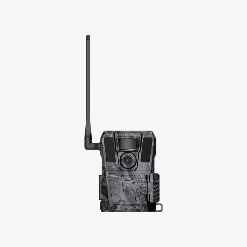 hikmicro-m15-4g-atelkamera-frontvy-antenn HIKMICRO M15 4G åtelkamera sedd framifrån med monterad antenn och kamouflagemönster