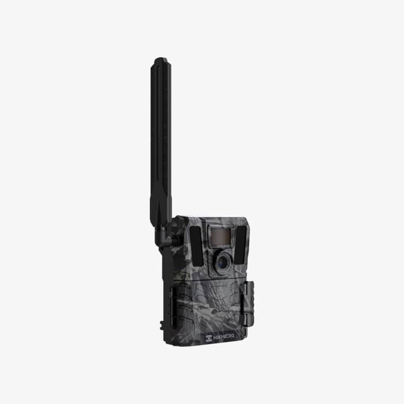 HIKMICRO M15 4G åtelkamera i kamouflagemönster vinklad från höger med monterad antenn