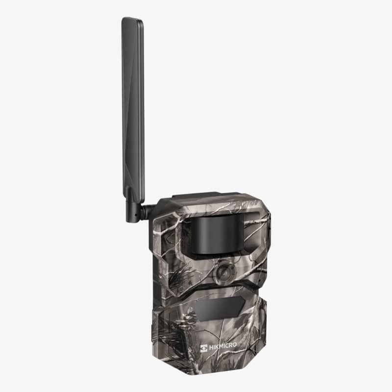 Hikmicro T16 viltkamera i kamouflagemönster sedd snett framifrån med uppfälld antenn