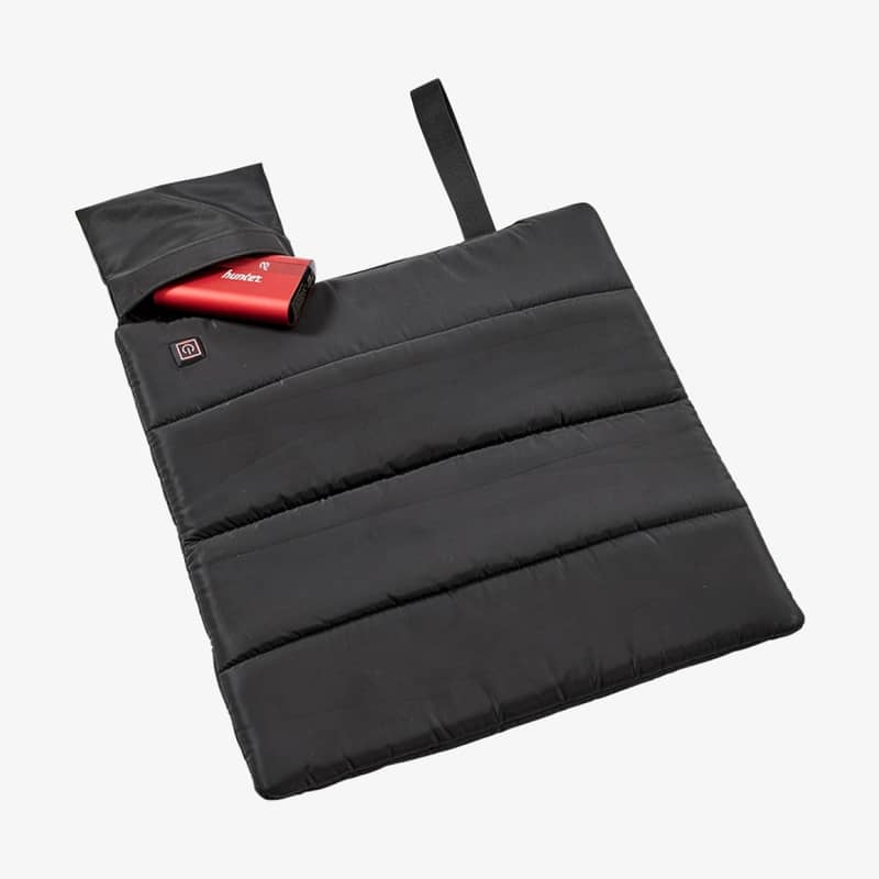 Hunter HEAT Seat svart värmesits med röd powerbank i sidoficka sedd från vinkel