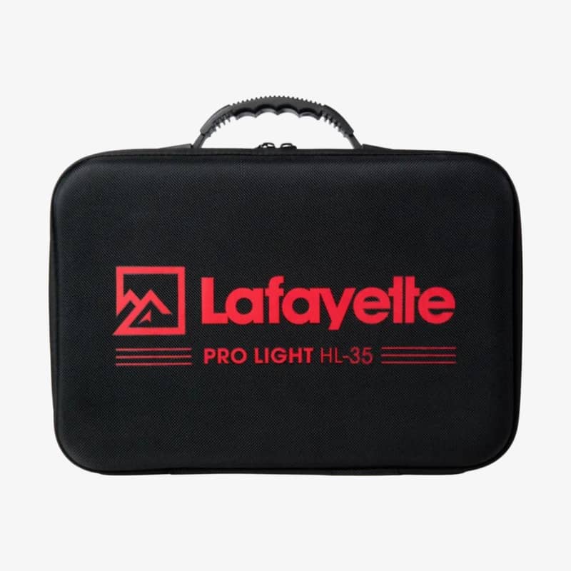 Framsida av svart förvaringsfodral för Lafayette Pro Light HL-35 med bärhandtag och röd logotyp