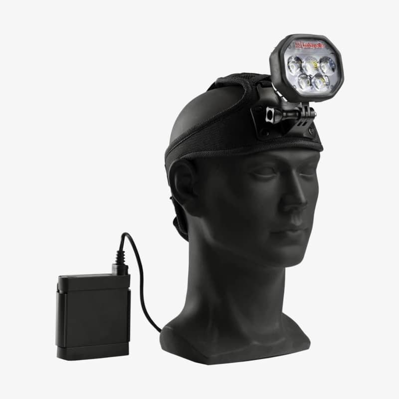 Lafayette Pro Light HL-35 pannlampa monterad på huvudställning med anslutet batteripack