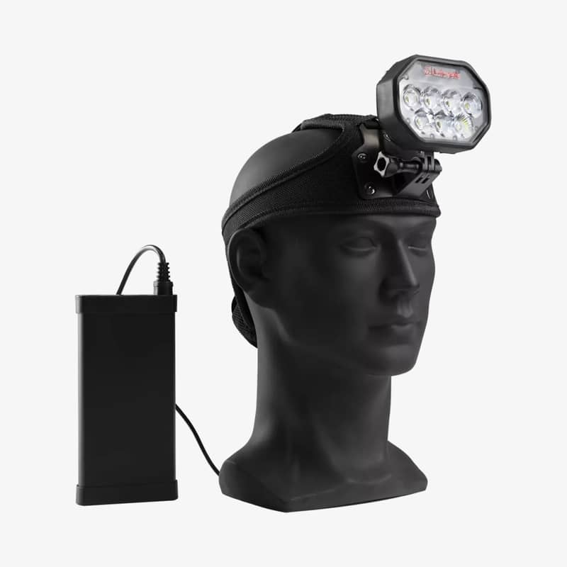 Lafayette Pro Light HL-50 pannlampa på skylthuvud, sedd framifrån med anslutet batteripack