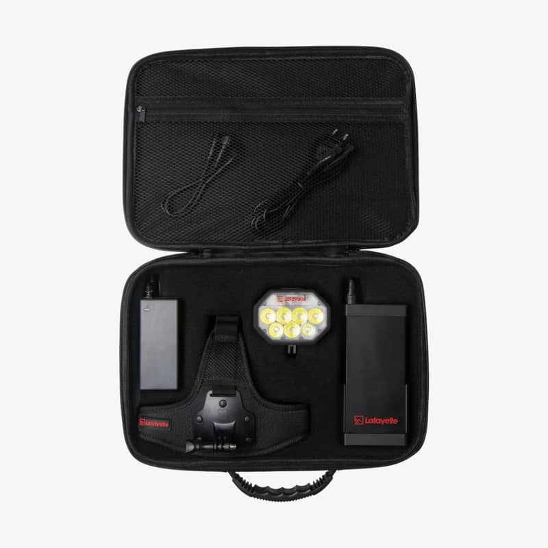 Lafayette Pro Light HL-50 5000 lumen i öppet förvaringsfodral med lampa, batterier och laddkabel