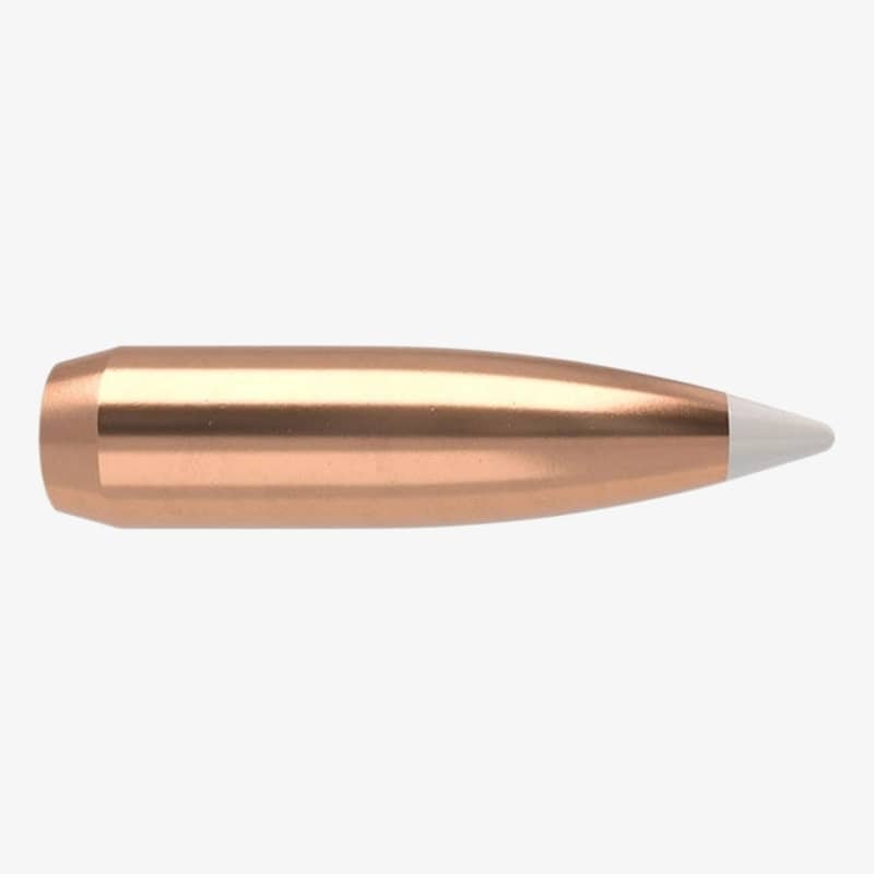 Närbild på en Nosler Accubond kula i kaliber .30 med vit plastspets och kopparmantel.