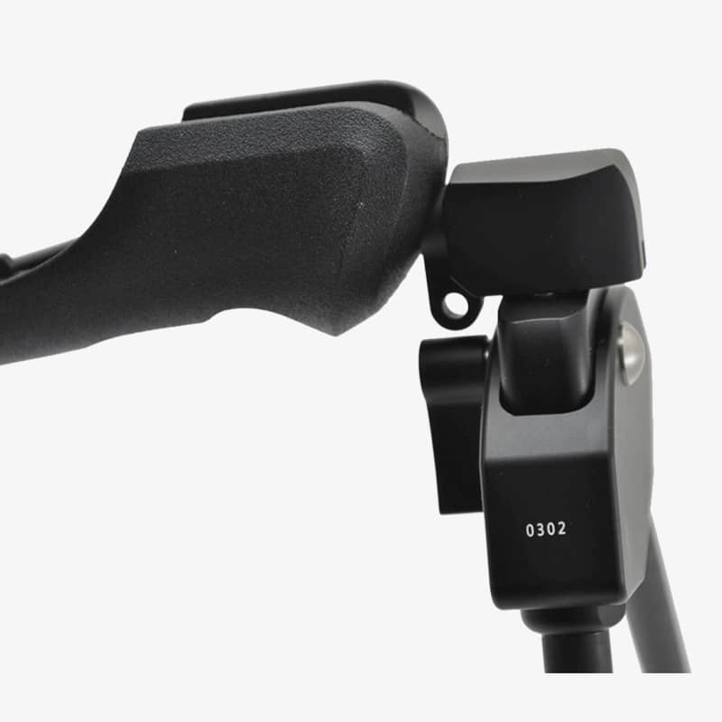 Närbild från sidan på en Spartan-adapter monterad på en Blaser R8 eller R93 stock