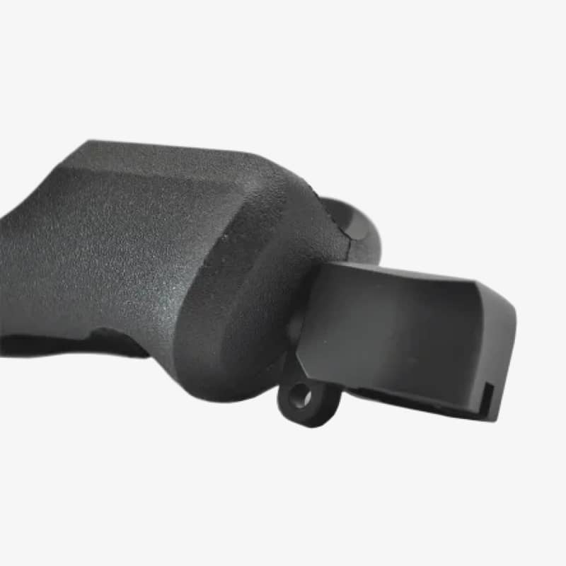 spartan-blaser-r8-r93-adapter-vinklad-nara Närbild av en vinklad svart Spartan-adapter för Blaser R8 och R93 gevärsstöd.