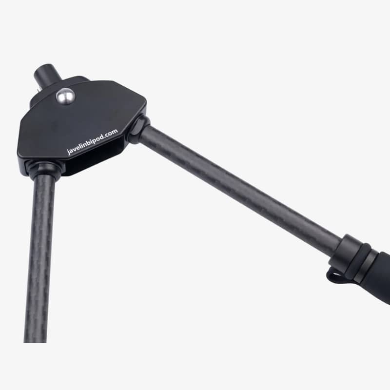 Närbild på Spartan Javelin Lite benstöd med ben i kolfiber och fäste för gevär.