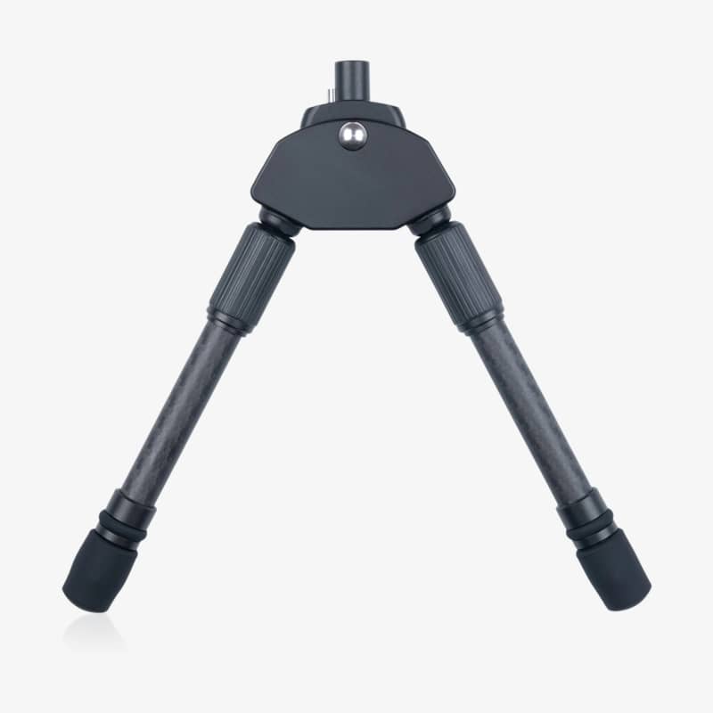 Baksida av Spartan Javelin Lite TL benstöd i kolfiber med utfällda ben mot en ljus bakgrund.