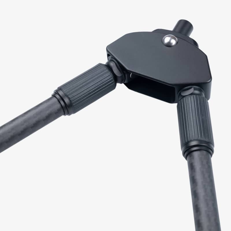 Närbild på ovansidan av fästet på Spartan Javelin Lite TL benstöd i kolfiber.