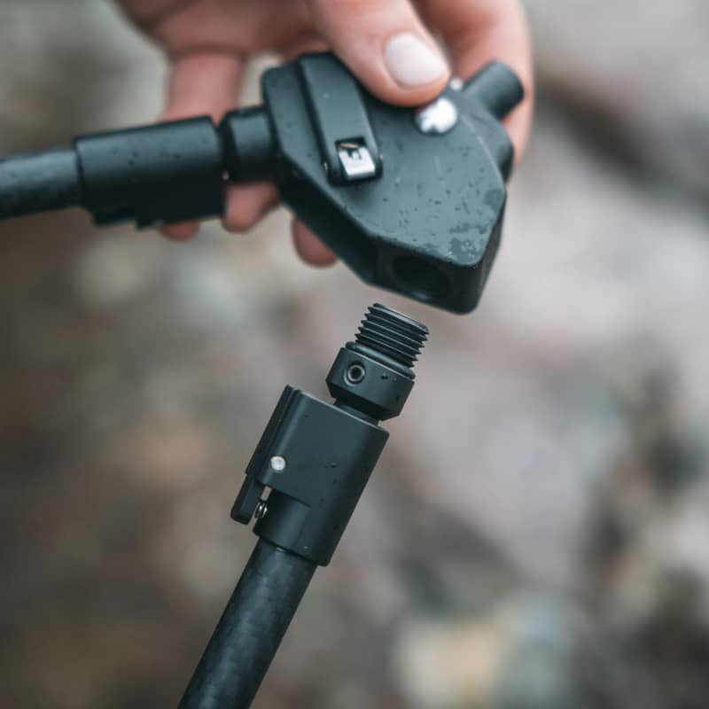 Närbild på gängad montering av benet på Spartan Javelin Pro Hunt Tac bipod