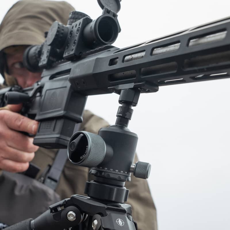 Spartan M-Lok adapter monterad på ett gevärs chassi och ansluten till ett kulledsstativ för precisionsskytte.
