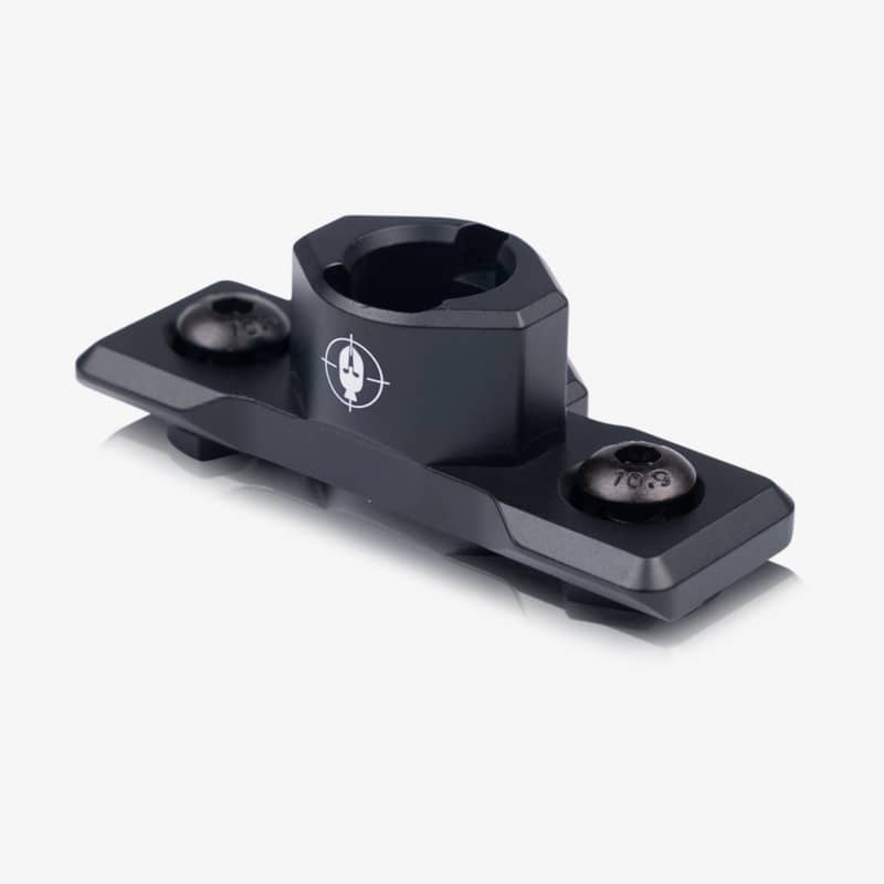 Spartan M-Lok adapter i svart metall sedd från vinkel med monteringsskruvar