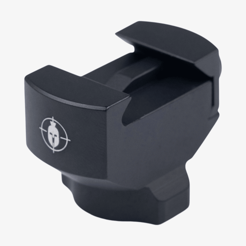 spartan-picatinny-adapter-1 Vinklad vy av en svart Spartan Picatinny-adapter för vapentillbehör.