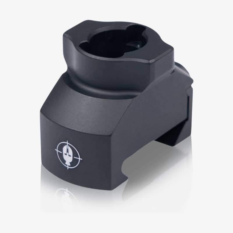 Svart Spartan Picatinny-adapter sett snett framifrån med logotyp för montering av benstöd.