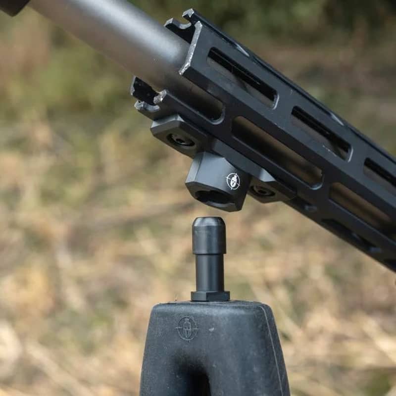 Närbild på den magnetiska kopplingen mellan ett Spartan Springbok bipod och gevärsadaptern på en picatinny-skena.