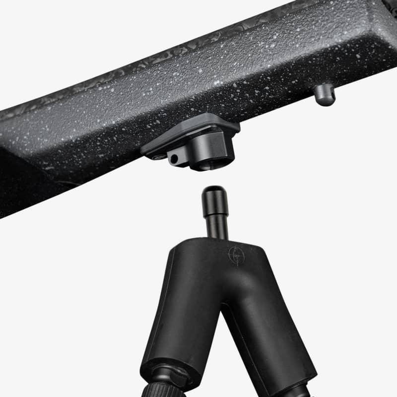 Närbild på Spartan Springbok bipod med magnetiskt snabbfäste som monteras på gevärsstocken.