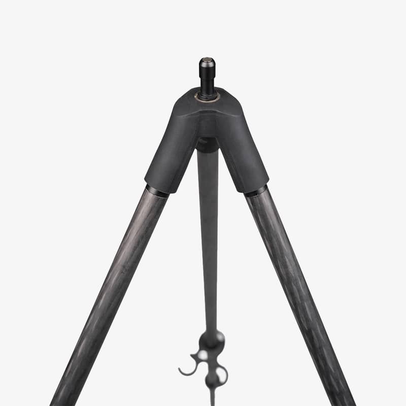 Närbild ovanifrån på huvudet och kolfiberbenen av en Spartan Springbok Tripod mot vit bakgrund.