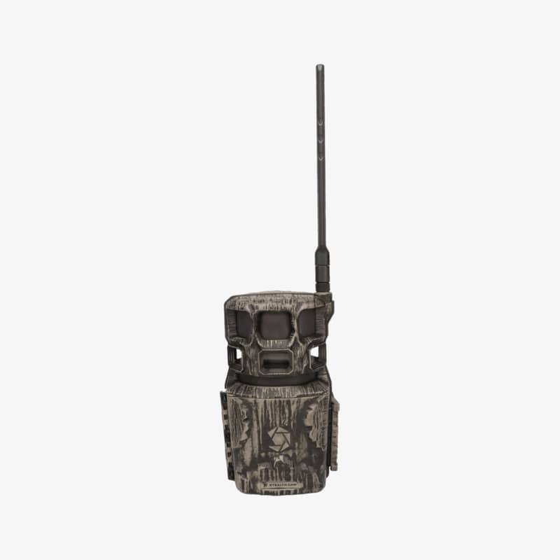 stealth-cam-revolver-pro-20-framsida Stealth Cam Revolver Pro 2.0 åtelkamera sedd framifrån med kamouflagemönster och antenn