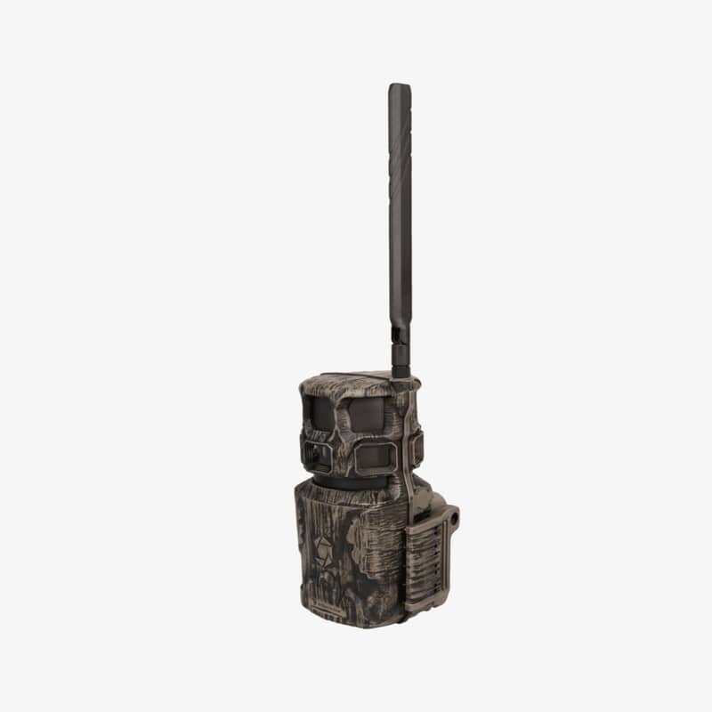 Stealth Cam Revolver Pro 2.0 viltkamera i kamouflagemönster sedd från en vinklad sidovy med antenn