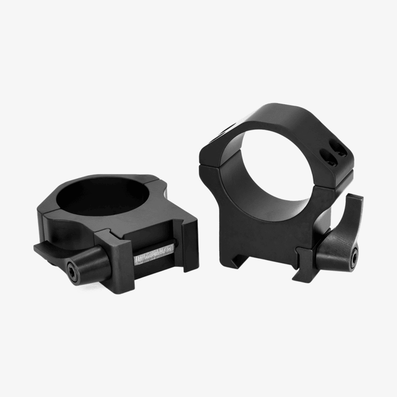 warne-maxima-horizontal-qd-stalringar-30-mm-vinkel Par Warne Maxima Horizontal QD-stålringar för 30 mm kikarsikte, visade snett framifrån med snabbfästen för Weaver- och Picatinny-skena.