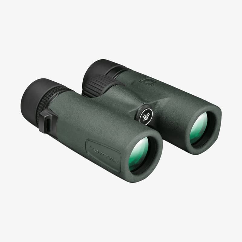 Vortex Bantam HD 6,5x32 kikare visad snett framifrån med grönt hölje och synliga frontlinser