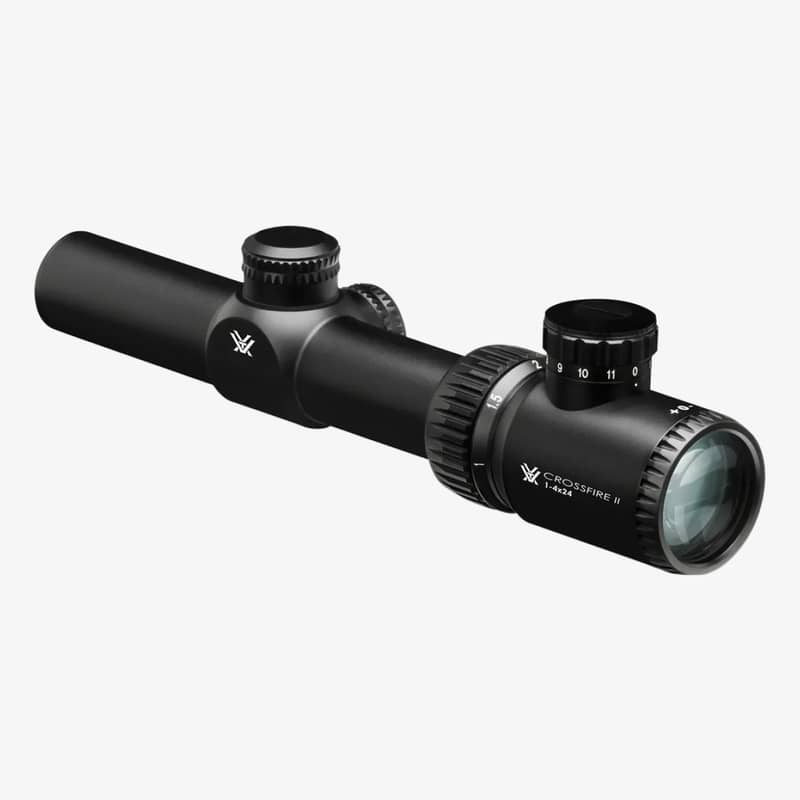 Vortex Crossfire II 1-4x24 kikarsikte med belyst V-Brite riktmedel i sned vy, med synliga justeringsreglage