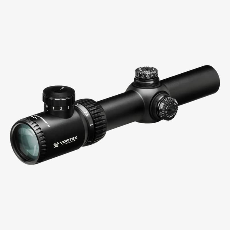 Vortex Crossfire II 1-4x24 belyst riktmedel V-Brite i vinklad vy med synliga justeringsreglage