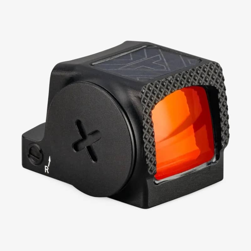 Vortex Defender-CCW slutet rödpunktsikte i sned framvy med röd lins och synlig sidokåpa