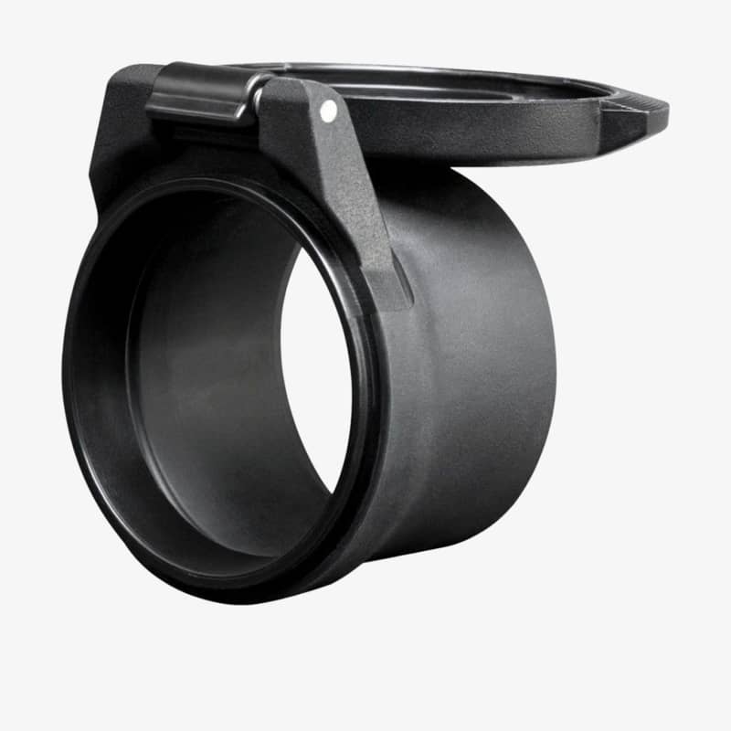 Svart Vortex Flippskydd Defender för objektiv i sned vy med öppet flippskydd