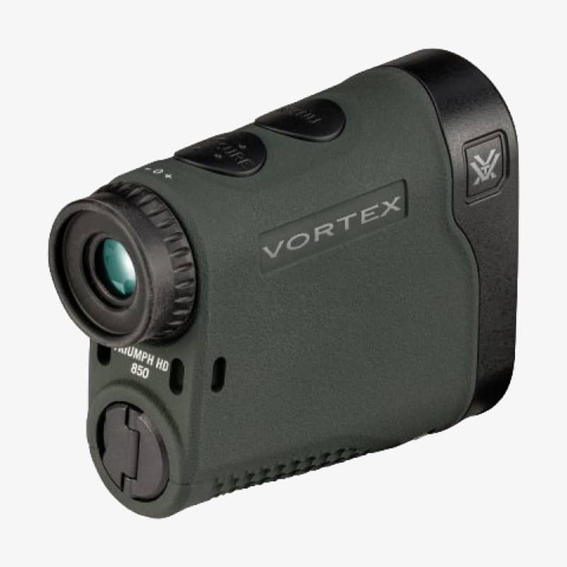 Vortex Triumph 850 avståndsmätare med 5x förstoring och räckvidd på 780 meter, visad framifrån i sned vy