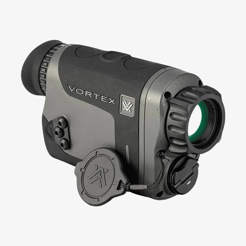 Vortex Veil 400 termisk monokikare sedd snett framifrån med objektivlins, linsskydd och regndroppar på höljet