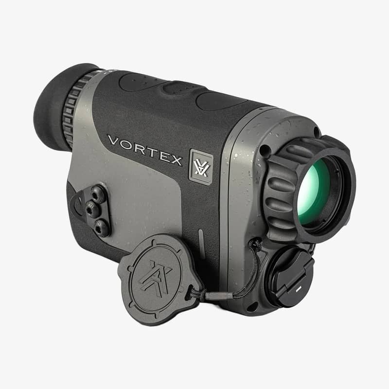 Vortex Veil 400 termisk monokikare sedd framifrån från vänster med öppet objektivskydd och synlig frontlins