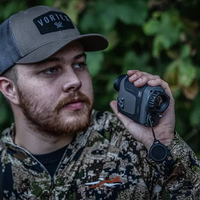 Vortex Veil 400 termisk monokikare i användning av en person utomhus