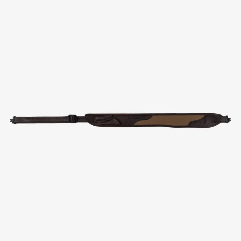 blaser-gevarsrem-canvaslader-brun-1 Brun Blaser gevärsrem i canvas med läderdetaljer, bred axelplatta med Blaser-logga och justerbar rem med spänne, sedd rakt framifrån i full längd