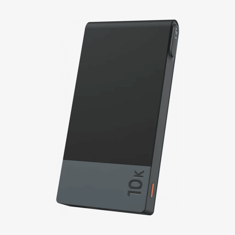 Svart GP Powerbank M2 10000 mAh sedd framifrån med grå nederdel och 10K-märkning