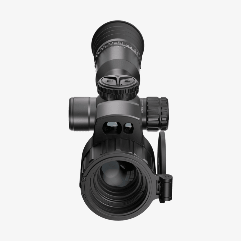 Hikmicro NEOS NH25L termiskt riktkikare sett framifrån och snett uppifrån med uppfällt linsskydd, synlig objektivlins, avståndsmätare, okular och justerratt