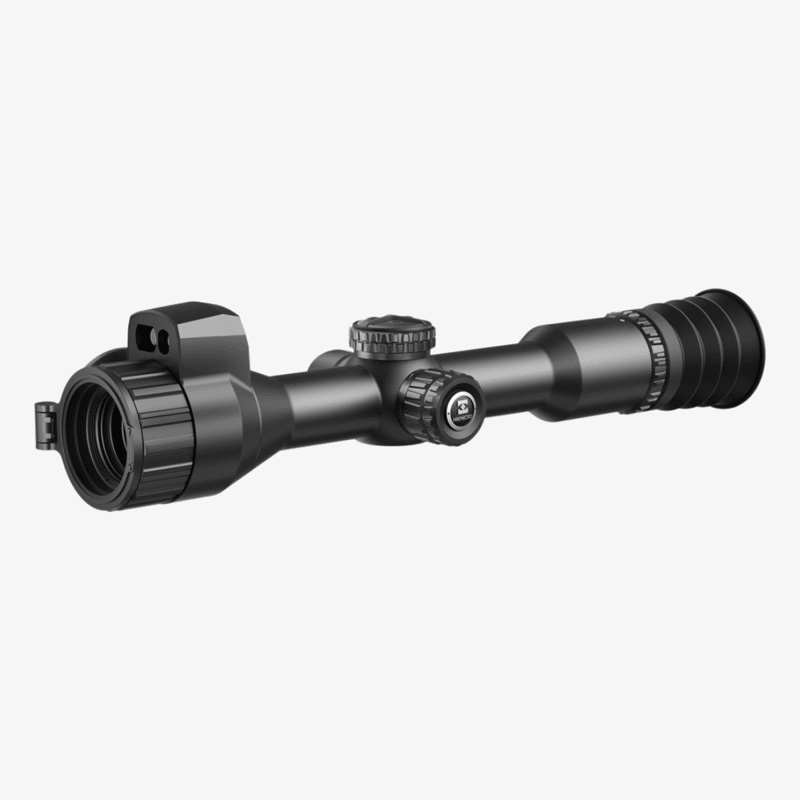hikmicro-neos-nh25l-varmesikte-vinklad-vy-framifran-oppet-linsskydd-laseravstandsmatare Hikmicro NEOS NH25L värmesikte med laseravståndsmätare sett snett framifrån med uppfällt linsskydd, objektivet, justerratten och okularet synliga mot grå bakgrund
