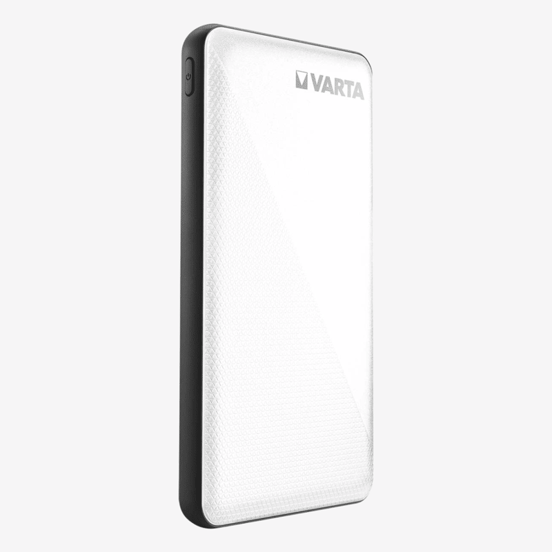 Vit och svart Varta powerbank sedd från sidan i vinkel med Varta-logotyp, mönstrad yta och strömknapp på kanten