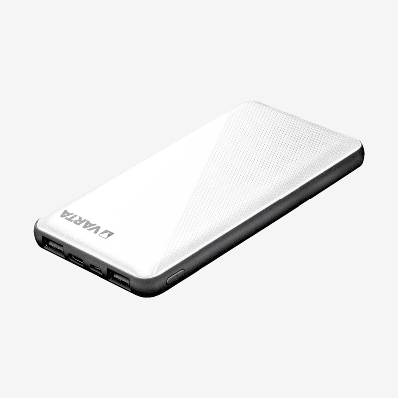 Vit och svart Varta powerbank sedd snett uppifrån med Varta-logotyp, texturerat mönster på ovansidan, två USB-A-portar, en USB-C-port, en micro-USB-port och en strömknapp på kortsidan